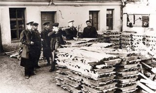 Rūpnīcas pagalms ar svina stieņiem